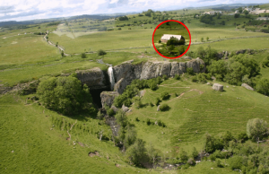 Site de la Cascade du Déroc - La Grange du Déroc est indiquée dans le cercle rouge